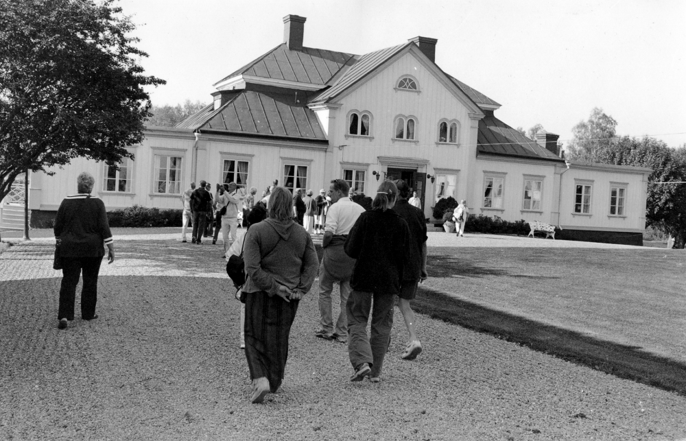 Össeby hembygdsförening arrangerar visning av Stora Karby gård. Gårdens ägare kapten Carl-Georg Seveson med sönerna Ulf och Göran är guider.  Sonen Göran driver också gården. Här vandrar gruppen mot gårdens huvudbyggnad.  Fastighetsbeteckningen är Karby 1:1, byggd 1650 och kom i familjen Sevesons ägo 1918. Mangårdsbyggnaden restaurerades och moderniserades 1935