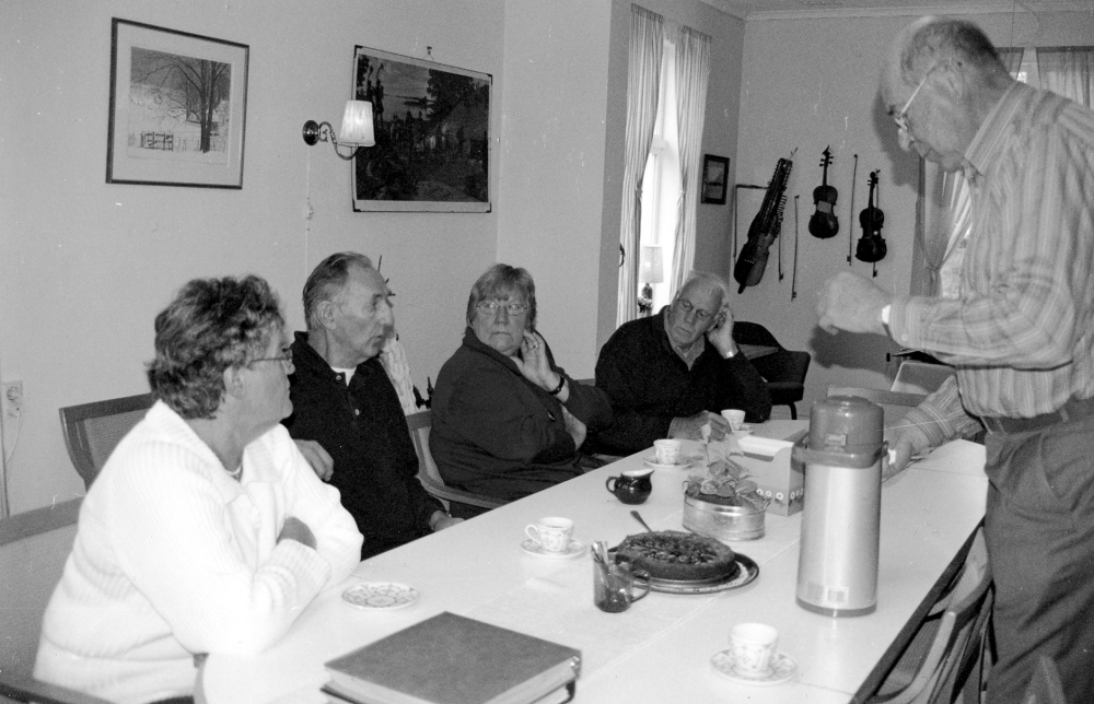 Frösunda hembygdsförening har öppet hus i Frösunda stationshus med visning av Ejnar Carlssons pärmar med fotografier.  Under kaffepausen sitter fr v Vivi-Anne Karlsson, Harry Karlsson, Kerstin  och Arne Mannerfeldt .   Hembygdsföreningens ordförande Owe Eklund serverar kaffe