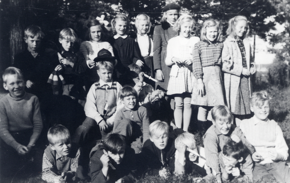 Hjälmsta skola Övre raden fr v Ralf Sundqvist,Bertil Carlsson, Ing-Britt Karlsson, Siv Österberg, Ingegerd Tillborg, Ulla Leverin, Birgitta Bengtsson, Ulla Brolin, och Harriet Raab. Mellanraden fr v Gunvar Nilsson,    Bertil Wahlgren, Kjell Pettersson, och Leif Hallén. Ligganden fr v Björn Gustavsson, Lage Jansson, Rune Lundkvist, Tommy Karlsson, Bengt Nyberg, Harry Wennberg, och Olof Lindblom