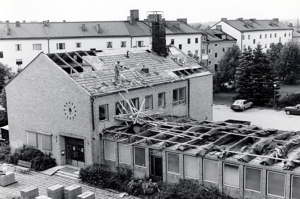 Vallentuna kommunalhus rivs i mitten av september 1986. Den södra flygeln byggdes 1950, mellandelen och norra flygeln var klara 1954. Ett nytt kommunalhus skall byggas på samma plats
