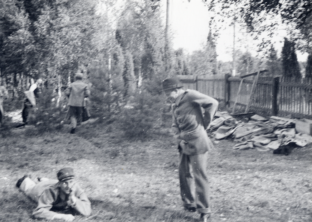 Rimbo skolkompani utrustas vid landstormsförrådet nr 46 d vid mobiliseringen 1939 i Försvarsgården nära Hjälmsta skola. Här provas uniformen