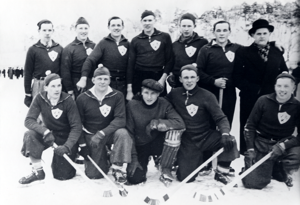 Bandylaget i Vallentuna bollklubb VBK Fr v stående Herman Sundqvist, Charles Östervall, Göran Nordström, Gustav Karlsson , Ragge Pettersson, Harry Fors, Elof Pettersson. Nedre raden fr v okänd, Raldo Björn, Knut Johansson, Eskil "Pilen" Johansson, Sven "Lundby" Anderson. "Detta lag innehåller två fina målvakter, Gustav Karlsson och Knut Johansson. Med är också Raldo Björn, far till ishockeyspelaren Lasse Björn