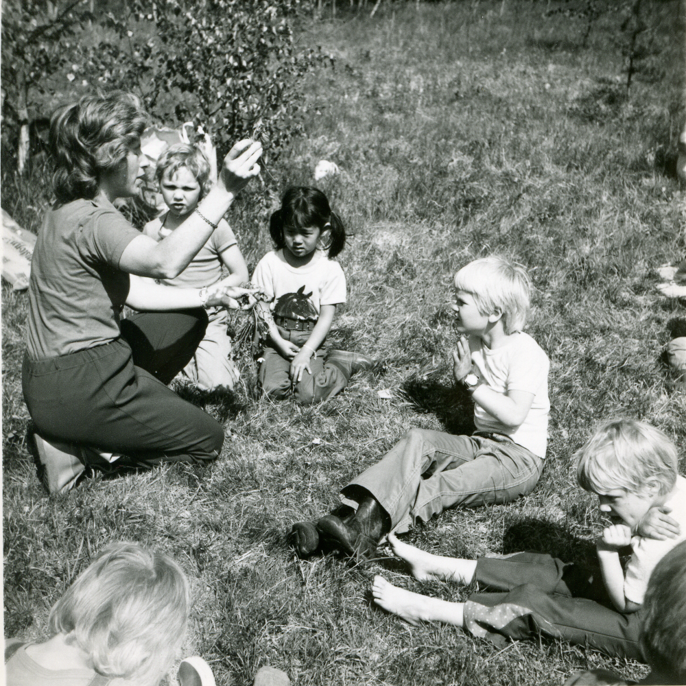 Friluftsfrämjandets Skogsmullebarn i Brottby sitter i gräset med Birgitta Koppang-Andersson, som lär barnen om växter.
Foto och uppgifter: Fredrik Andersson.