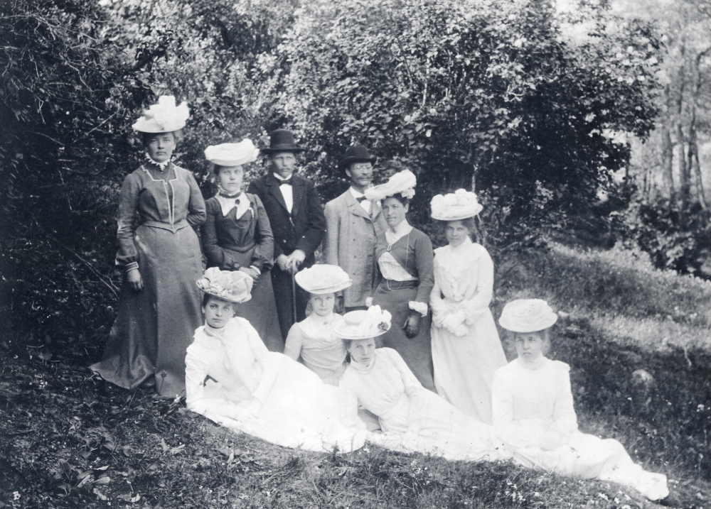 Sångare vid Lantbruksmötet i Lindholmen 1902 samlade för fotografering. Stående fr v Julia Berglund Hemrik Oldeskogs mor, okänd, möjligen Hildegard Engstrand skollärare Lundberg osäkert!, skolläraren Hjalmar Zetterlund och hans hustru lärarinnan Adelia 'Alia' Zetterlund okänd dam, liggande fr v Alma Karlsson Agnes Karlsson Hildegard Jansson och Maria Åkerberg mor till Sven Anderson i Lundby
