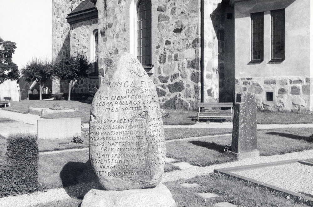 Båtmansstenen på Vallentuna kyrkogård, rest av dåvarande ägaren till Nähle gård år 1926. Text: Den siste båtsmannen, som tjänat för roten N.o 1 Näle Södra Roslags 1 båtmans comp. Anders Petter Zetterlund Nyman född 1844, död 1923. På stenens ena sida finns ett ankare och på den andra sidan Upplands landskapsblomma Kungsängsliljan. Båtsmännes namn från år 1694 finns inristade på stenen: Gustav Berg 1694, Joh Wälcksson 1718-1729, Anders Hansson 1721-1742, Mikael Andersson 1743-1752, Anders Mattsson 1756, Erik Nyman 1757, Jean Jansson 1758, Joh Svensson 1762-1775, vakant till And:s Peter Björksten 1802, Lars Hesselgren 1816, Anders Fröberg 1818-1822, Jan Pet:r Mellström 1823, Ilan Olsson 1829-1837, Anders Jansson 1837-1838, Joh Pet Jansson 1838-1842, Joh Fr Pettersson 1843-1864, d Pet Zetterlund Nyman 1864-1895