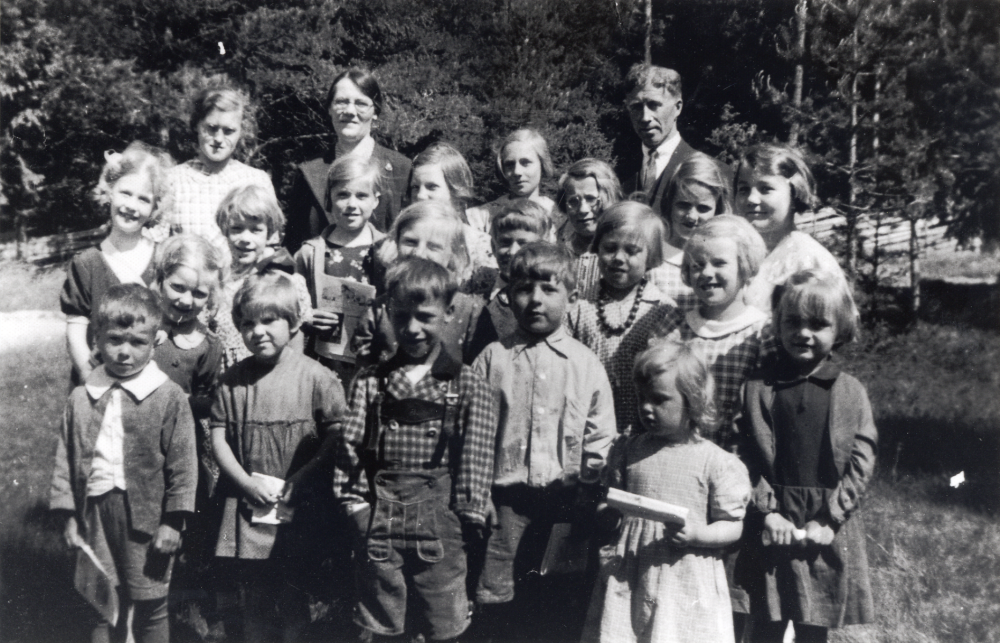 Söndagsskola i Markim-Orkesta missionshus sommaren 1936. De tre vuxna i bakre raden fr v Ada Andersson, Maria Lindvall och Bertil Lindblom.  Rad 3 fr v:  Inga-Lill Eklöv, Ulla Torselius, Eivor Lundvall, Astrid Lundvall, Marianne Egnell, Rose-Marie Beckman (Söderqvist), Ulla-Britt Forsberg (Styffe) och Britta Hedlund.  Rad 2 fr v: Kerstin Rosén (Åkerberg), Inga-Lisa Wallén, Nils-Åke Andersson (Springstedt) och Ulla Andersson.  Rad 1 fr v: Ingvar Nilsson, Ulla-Britt Berg, "Putte" Torselius, Sigvard Wallén, Gerd Forsberg (Wallin) och Birgit Karlsson.  Längst fram Gunnel Lundvall