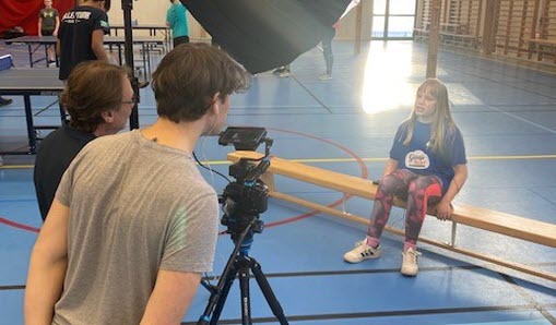 Elev på Olympiaskolan intervjuas av Svenska bordtennisförbundet för film till projektet PING PONG POWER