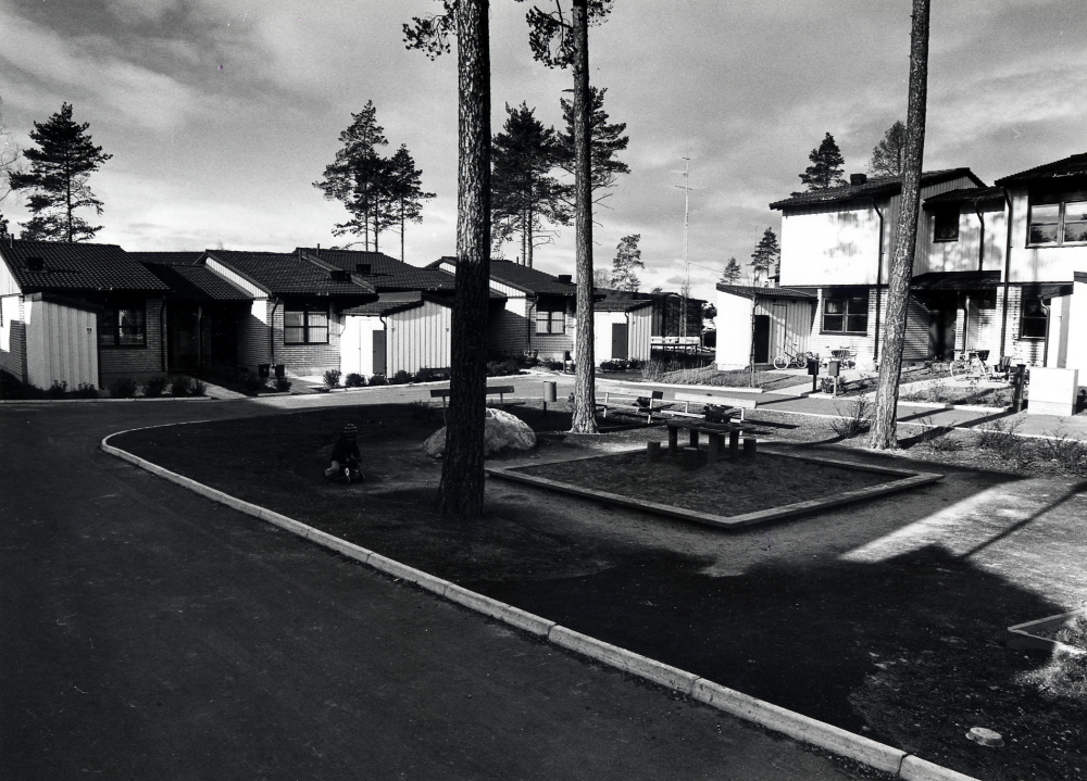 Kragstalund  i södra Vallentuna vid gränsen mot Täby hösten 1978. Ett stort område med omväxlande småhus och gruppbebyggelse i olika storlekar.  Byggnadsarbetena påbörjade 1976/77.