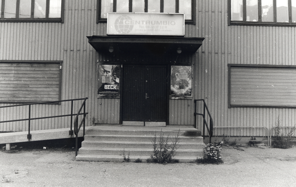 Centrum-Bio i Vallentuna centrum.  Huset byggdes 1938.  Där visade Henry och Inga Tonman film.  1980 tog Stiftelsen Centrumbio över verksamheten och sedan 1988 drivs biografen av IOGT-NTO:s Våra gårdar.  På repertoaren  bl a Beck med Peter Haber. Den sista filmen som visades här, den 10 mars 2013, var "Små citroner gula".