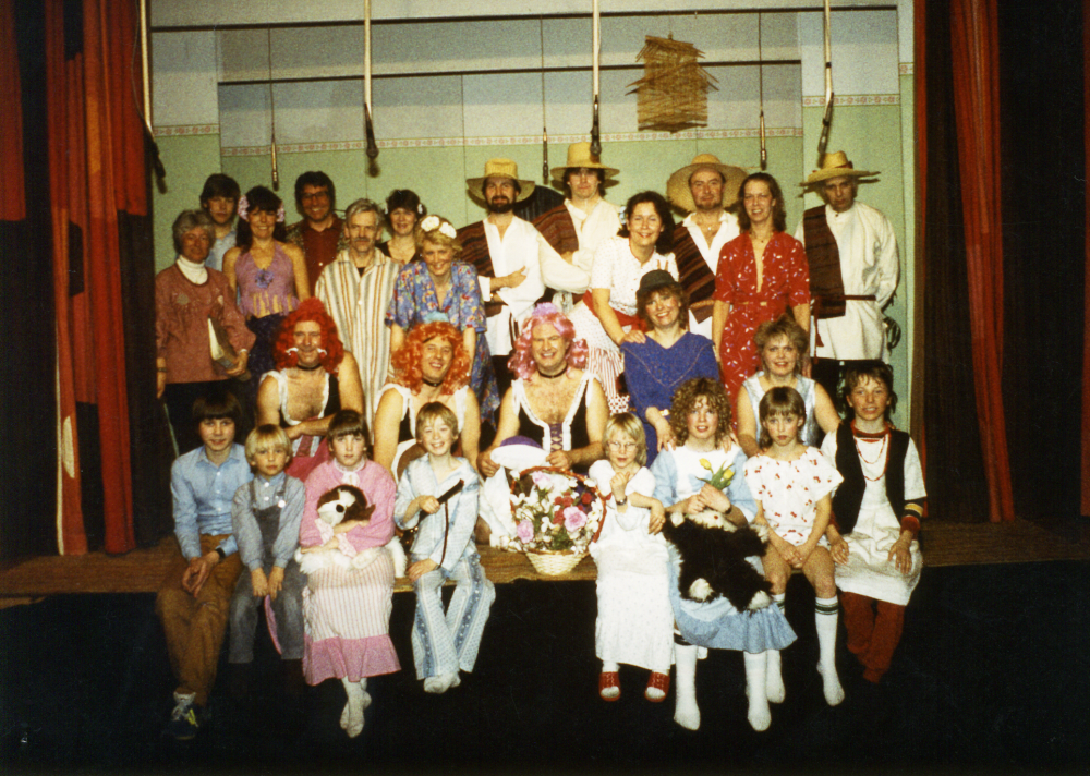 Össebyamatörernas hela ensemble fotade i samband med revyn 1981. Barnvaktsfrågan löstes genom att alla får vara med i föreställningen. Lokal: Karbyskolans gymnastiksal