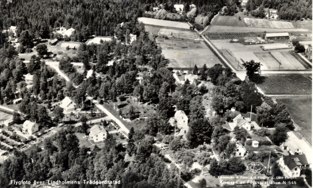 Flygfoto över Lindholmens trädgårdsstad.  Kopia av vykort skrivet 21 juni 1953