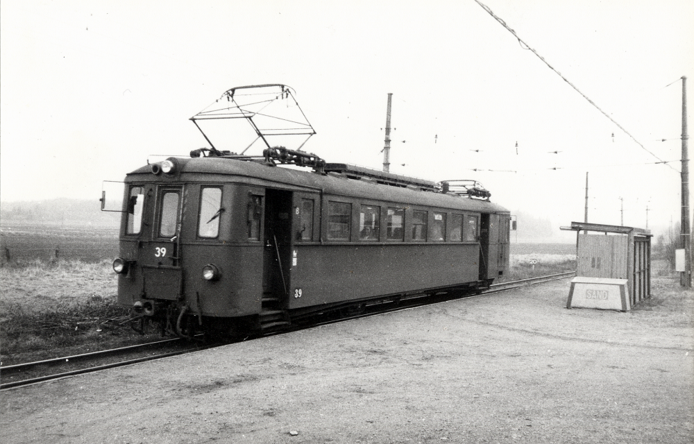 Frösunda järnvägsstation Vid plattformen står en motorvagn vagn 39 på väg mot Stockholm Foto i samband med Öppet hus i hembygdsföreningens museum i stationshuset med anledning av att boken Lanthandlare i vallentunasocknarna vid Roslagsbanan utkommit