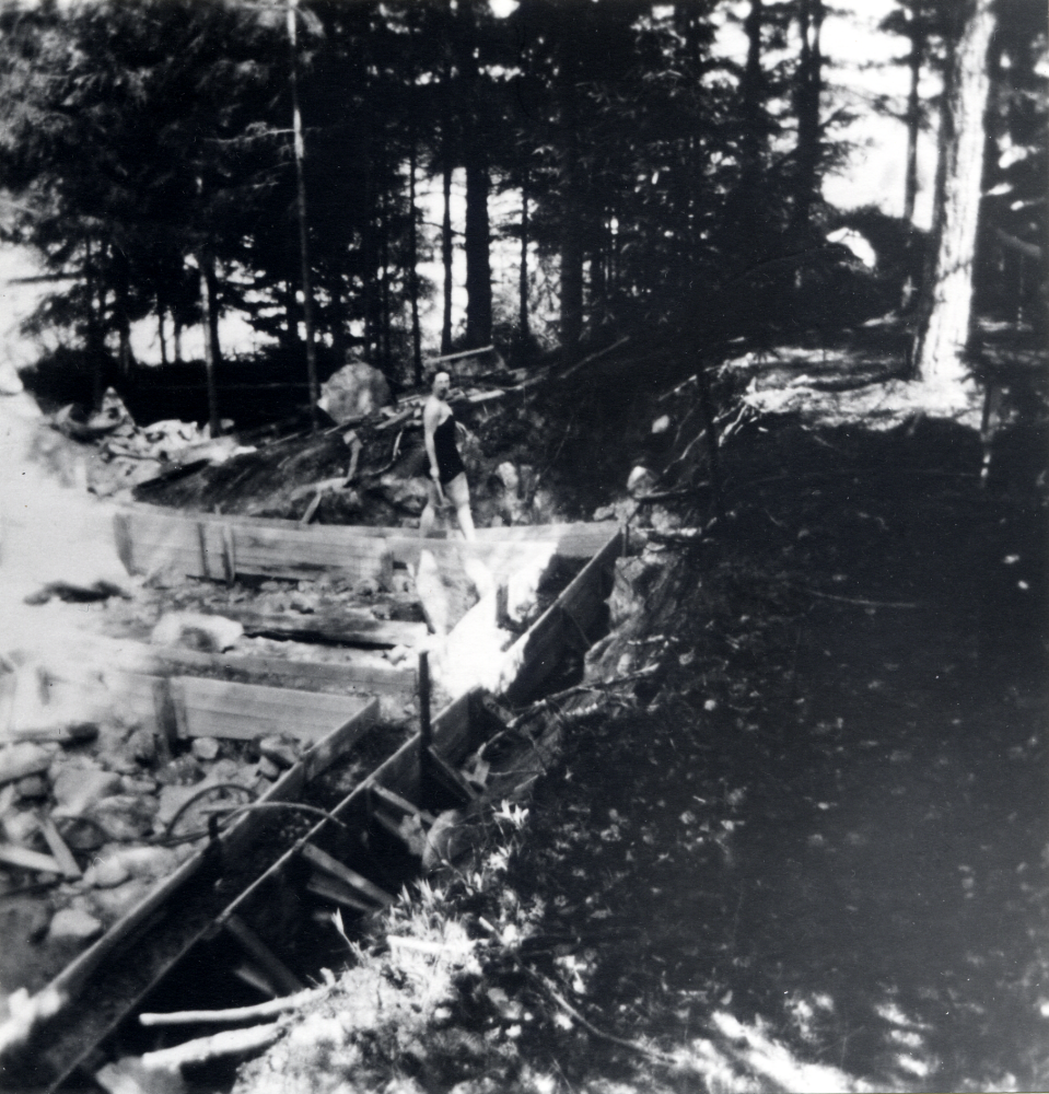 Ormsta gårds marker bebyggs med enfamiljshus i slutet av 1950-talet. Några bergiga tomter har sålts separat och Kerstin och Hasse Birgersson har köpt en tomt med adress  Norrängsvägen 14.  I söder gränsar tomten till Västgötavägen och i norr till Värmlandsvägen (nuv Upplandsvägen). Här  gjuts grunden, Kerstin Birgersson står vid det blivande garaget