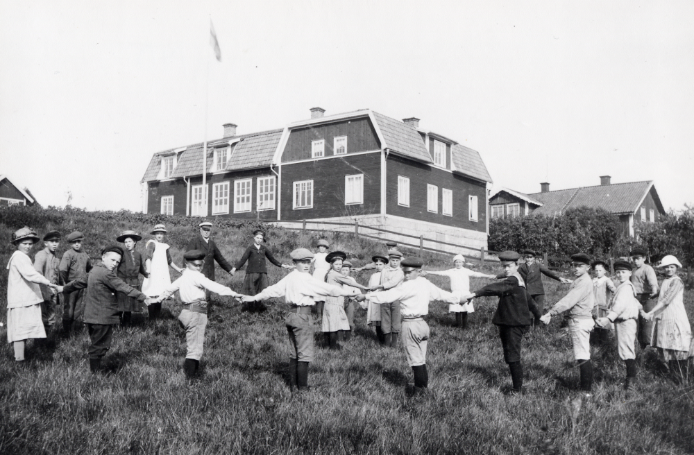 Kårsta skola vårterminen 1918. Fr v Göta Karlsson Tore Ahlgren Nisse Karlsson Sven Lindqvist Maja Eklöv Edit Gustavsson Olle Andersson läraren Fritiof Sundell Gundborg ? Edvin Johansson okänd, Nanny Sundqvist ? Johansson Lilly Sandgren Helge Sundberg Gösta Jansson Helmer Bergström Rut Åberg Sven Gustavsson Arnold Mattson okänd Bertil Andersson Ernfrid Karlsson och Linnea Ländin Örnen, bilan och stjärnorna sid 154. Sven Andersson, Backavägen i Kårsta har namngett alla barnen