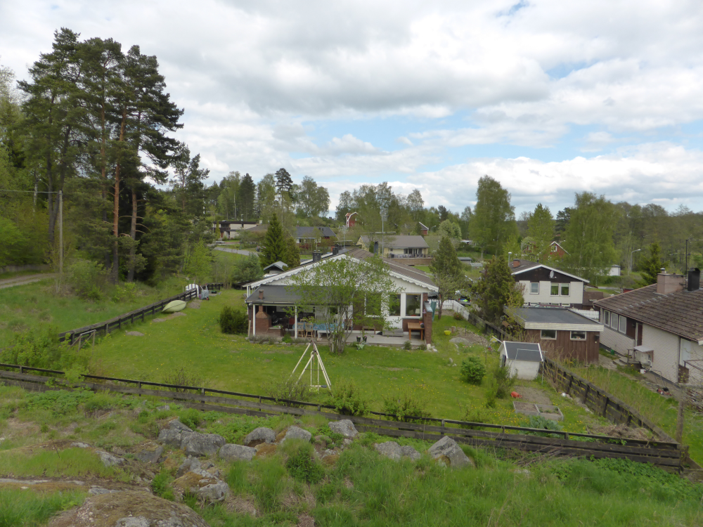 Utsikt från sydväst över villorna i Ekskogens villaområde vid Mysingsvägen som syns mitt i bilden.
