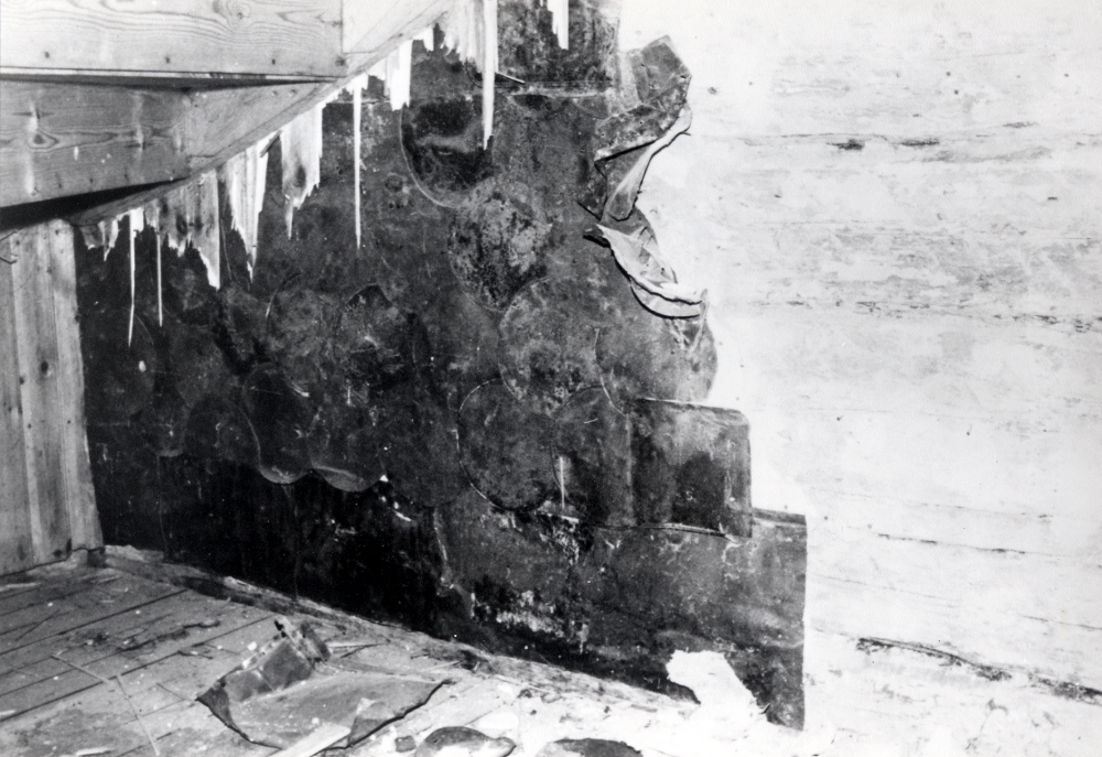 Åbyholms gård har köpts av Ann och Anders Fröderberg, som nu rustar och restaurerar gården.  I hallen runt trappan sitter plåtburkar och lock utplattade och fastsatta ca 1 m över golvet