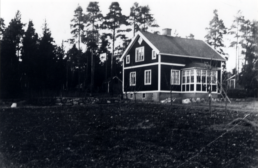 Nils Allenius'hus Skogshyddan på Lingsbergsvägen.  Huset byggdes 1926.  Nils Allenius bodde i huset till ca 1990, då han flyttade till de nya husen i Haga