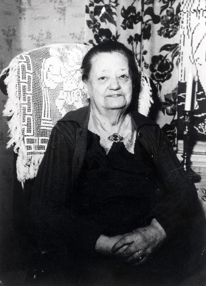 Viktoria Hammarstedt bodde i Haga i Orkesta. Hon föddes 1856 och fotograferades vid 90-årsdagen i januari 1946. Hon skötte Orkestas telefonväxel i Haga i 44 år och brukade gårdens jord ännu i 90-årsåldern.  I huset fanns också Haga handelsbod.  Hon var ledamot i fattigvårdsstyrelsen, mycket charmerande och omgav sig med säregna människor.  Hon var dessutom en myndig ogift kvinna! I jordbruksarbetet provade hon ofta nya saker, t e x odlade hon luzern  "nu senast är det en praktfull luzernvall som alla roslagsbönder avundas henne" enligt Stockholms-Tidningen i en artikel i samband med 90-årsdagen