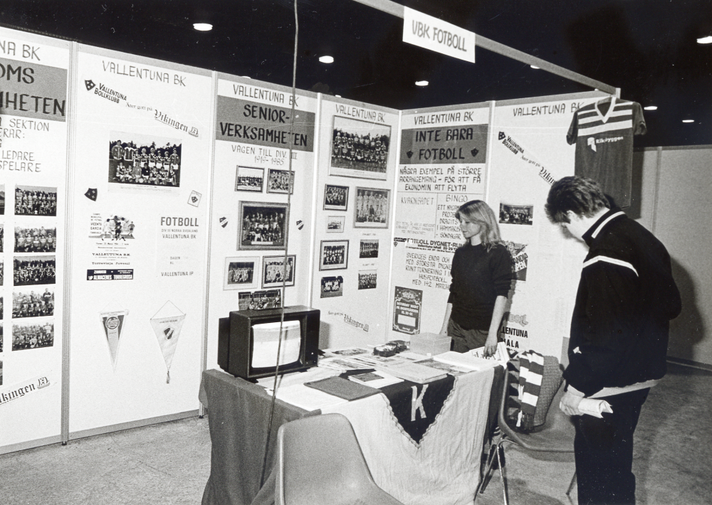 Föreningarna i Vallentuna presenterar sin verksamhet i Vallentuna ishall under mottot Föreningsfestival  helgen 19-20 april. Här  visar VBK fotboll, Vallentuna bollklubb, fotbollssektionen sin verksamhet med skärmutställningar och video