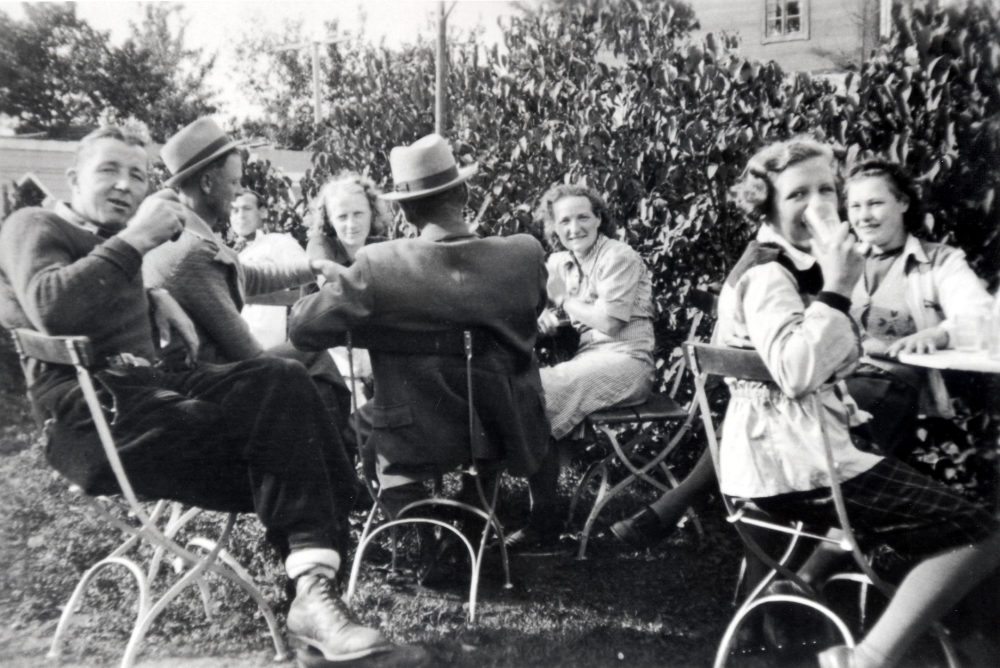 Samling vid  kiosken  i Angarn vid  Riksmarschen  under 2:a världskriget..  Nr 1 fr v Söderholm, nr 4 Hellfrid Källström Haga, nr 6 Inez, nr 7 Märta Törnkvist och Astrid Lindersson.  Marschen ägde rum 1941 och var ett säreget arrangemang för att höja medborgarandan.  Män marscherade 15 och kvinnorna 10 km inom en bestämd tid.  Poängen räknades i relation till Sveriges och Finlands folkmängd. Många deltog i traditionell Sverige-Finland friidrottsanda.  Finlands president och statsminister deltog under stor mediebevakning. Sammanlagt deltog 1 507 111 finländare  och vann över Sverige i detta evenemang som var säreget i hela världen.  Man hade lyckats stärka gemenskapsandan.