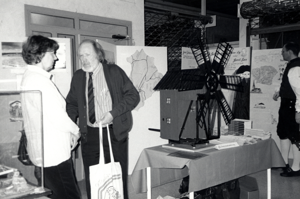 Stockholms läns hembygdsförbund har årsmöte och 25-års jubileum i Vallentuna gymnasium 25 mars 1995.  Vallentuna hembygdsförening och Vallentuna kulturförvaltning  är värdar med utställningar och program.  Össeby hembygdsförening visar bl a en modell av Brottby kvarn.  Längst t h står föreningens ordförande Börje Sjöman