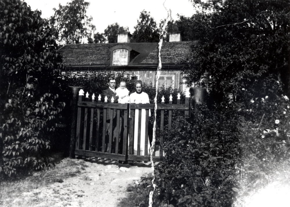 Ludvig och Rut Bornhom med sonen Rutger vid grinden utanför Haga i Ormsta.  I Haga bodde tidigare Vallentuna första jordemor, Fru Eurenius - Ruts mormor