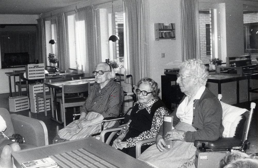 Anna Brynell  från  Vallentuna bibliotek  har  bokprat  på  Väsbygårdens dagcentral  och ger tips på bra böcker och läser högt ur någon bok. Fr v  Gerda Lundqvist   Vera Eliasson  och  Greta Berglund