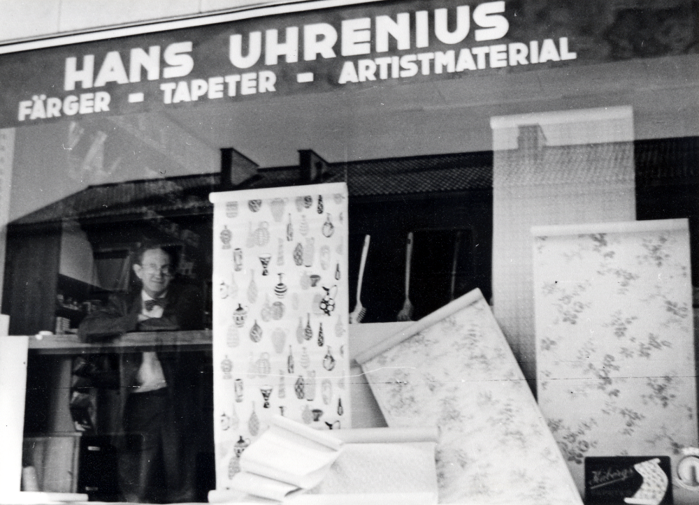 Vallentuna färghandel - Hans Uhrenius färg - tapeter - artistmaterial - hade adress Centralvägen 7. Hans Uhrenius öppnade affären 22 oktober 1951 och drev affärsrörelse fram till ca 1965.