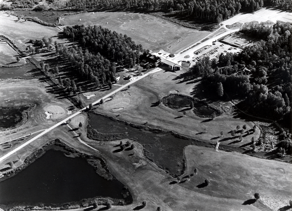 Flygfoto över Lindö golfbana och Björn Borg Sport Club. I förgrunden syns resterna av sjön Sormen som nu ingår i golfbanans miljö