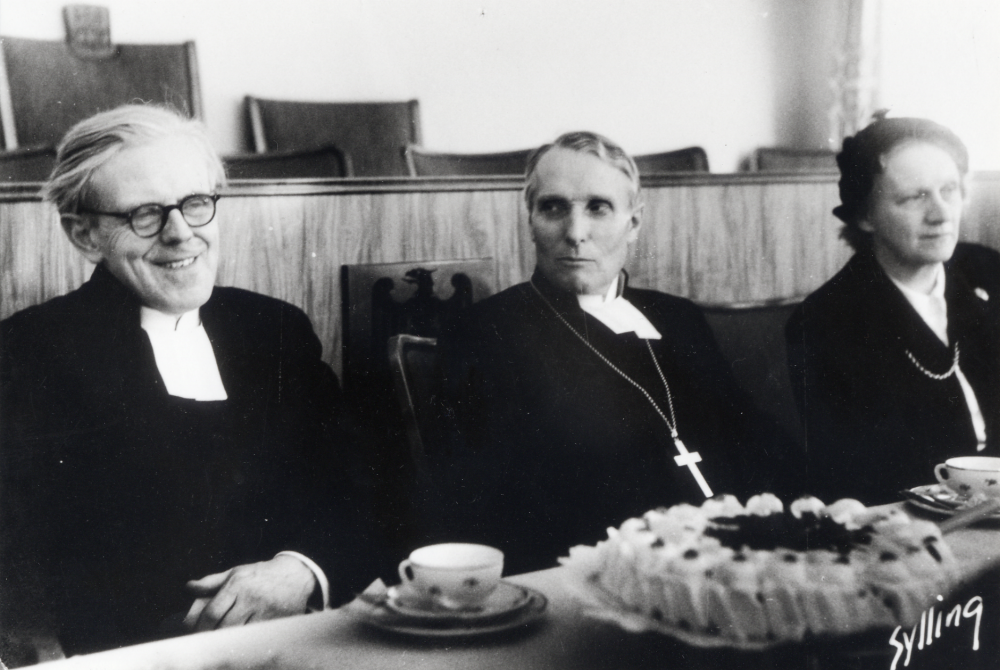 Biskopsvisitation i Vallentuna 1953.  Vid kaffebordet i kommunalhusets sessionssal sitter fr v kontraktsprost Sven Vängby, biskop Manfred Björkquist och fru Ragnhild Vängby