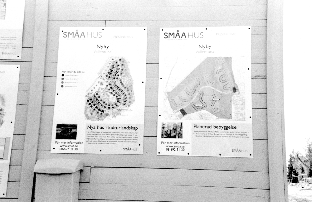 Vid Gulsparvsvägens västra infart informerar SMÅAHUS om ny villabebyggelse i Nybyområdet i västra Vallentuna.  Nya hus i kulturlandskap och uppgifter om Planerad bebyggelse i området