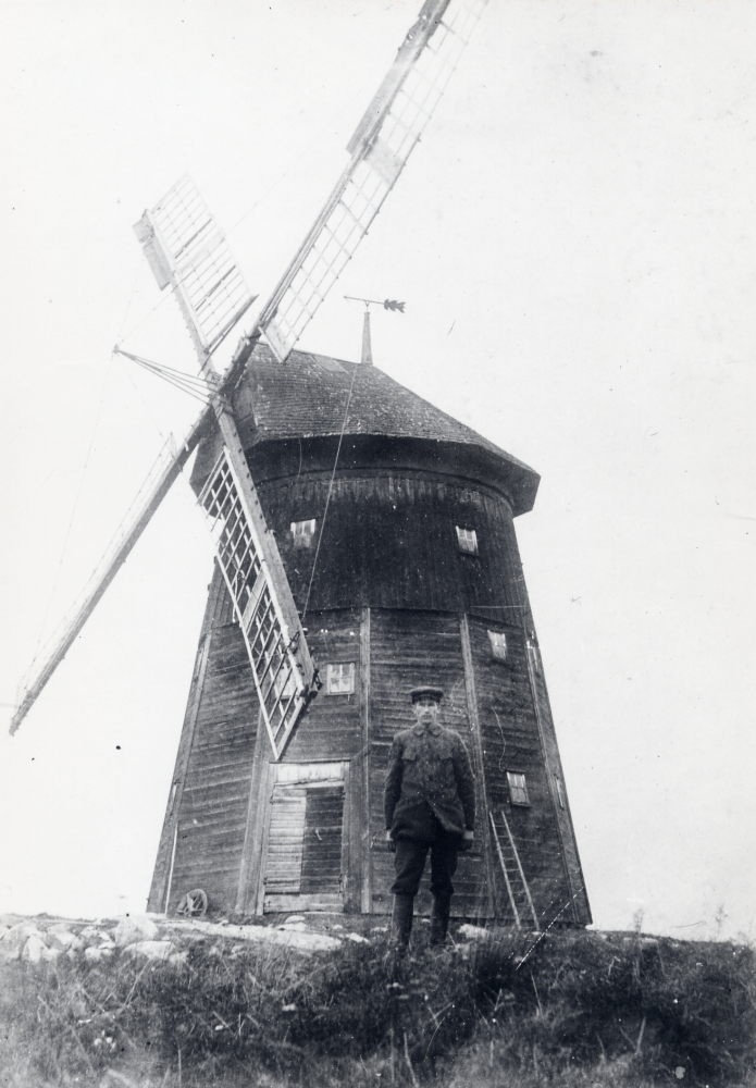 Josef Pettersson  står utanför  Berby kvarn