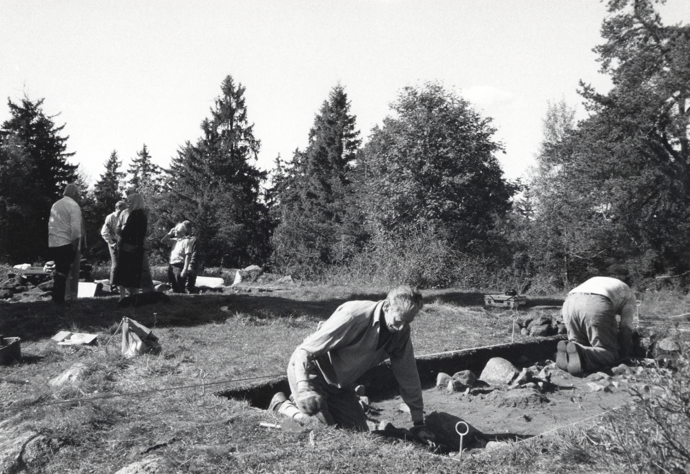 Provutgrävningar  i  Granby  inför  Nordiskt amatörarkeologiskt utgrävningsläger  i Granby sommaren 1989.I förgrunden  Fred Berglund  vid en av provgroparna. I bakgrunden fr v  Karl-Erik Mörk   Sigge Rahmqvist   Ingrid Ullman   Gustaf Åkerblom?  och  Anders Hedman?