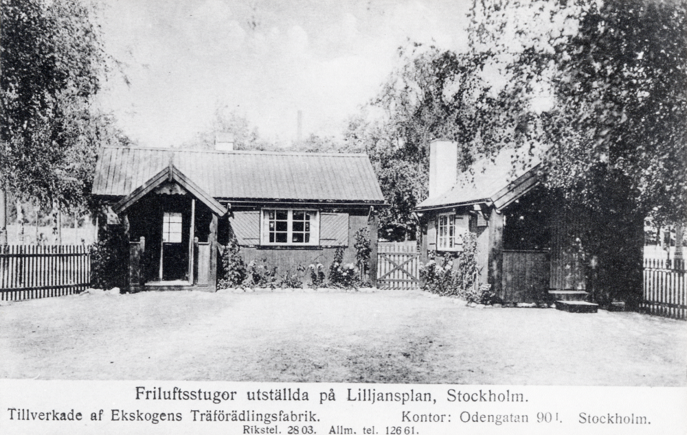 Ekskogens träförädlingsfabrik startades 1905 av Knut Knutsson. Där tillverkade bl a friluftsstugor. Här är en kopia av ett vykort med friluftsstugor uppställda på Lill-Jans plan i Stockholm år 1911