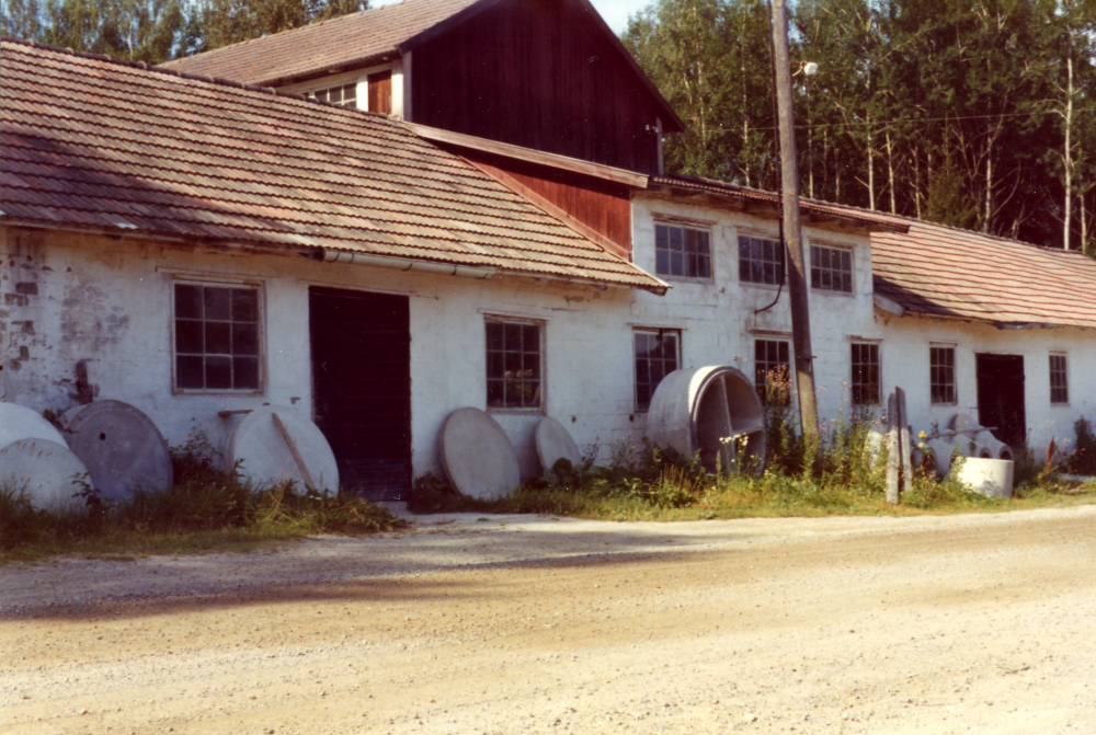 Cementgjuteriet ligger efter Sjöbergsvägen vid Garnsviken. Cementgjuteriet upphörde i mitten av 1970-talet. Ägaren dog 1973.
