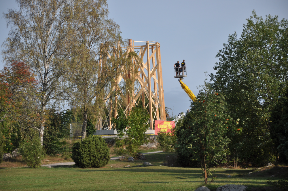 Väsby kvarn återuppbyggs hantverksmässigt i trä. Den nya kvarnen ska till det yttre se ut som den nedbrunna Väsby kvarn men kommer sakna kvarnens funktioner.

Bakgrund: Väsby kvarn uppfördes omkring 1865 och var i bruk fram till 1912. Vallentuna hembygdsförening fick kvarnen som gåva 1959 av den sista ägaren till Väsby gård, Hanna Carlsson.Genom sitt läge på en liten höjd mellan Vallentuna kyrka och Kvarnbadet har Väsby kvarn utgjort ett välkänt landmärke och blivit en symbol för Vallentunabygden. Väsby kvarn totalförstördes vid en brand den 30 mars 2008. En omfattande yttre renovering av kvarnen var just avslutad och den inre renoveringen skulle påbörjas under 2008. I oktober 2017 tog kommunfullmäktige beslut om att återuppbygga landmärket Väsby kvarn i ett samarbete mellan Vallentuna kommun, innevånare, näringsliv och ideella krafter.