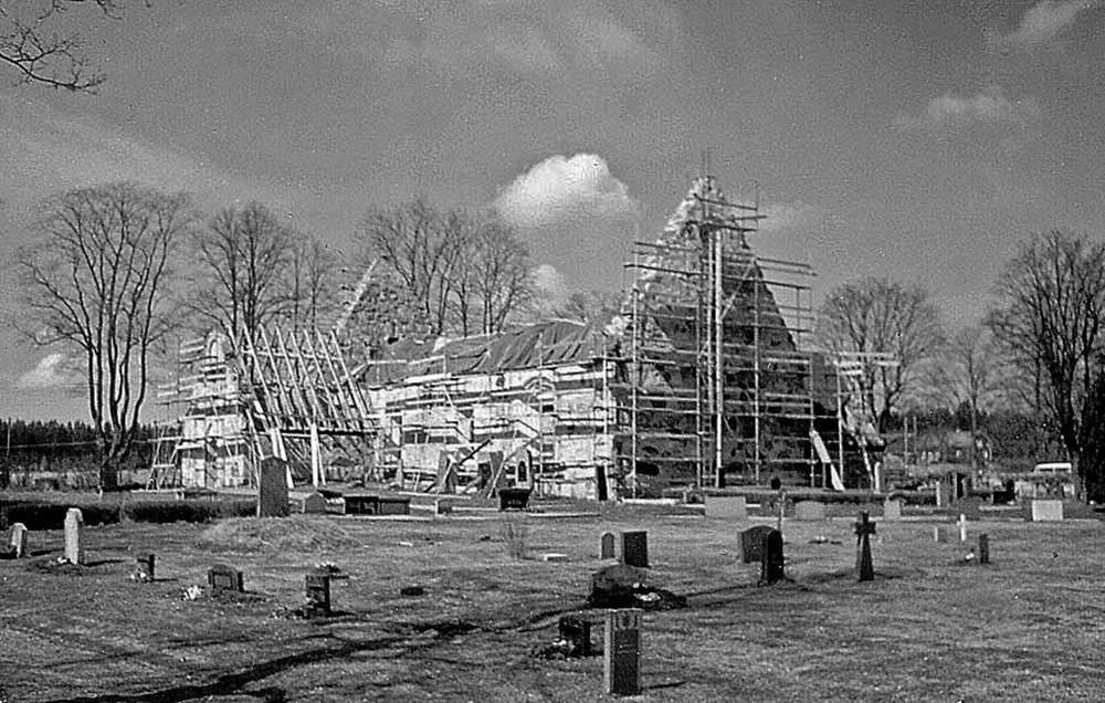Taket på Frösunda kyrka lades om 1975, och kyrkan var utan yttertak en kort tid.