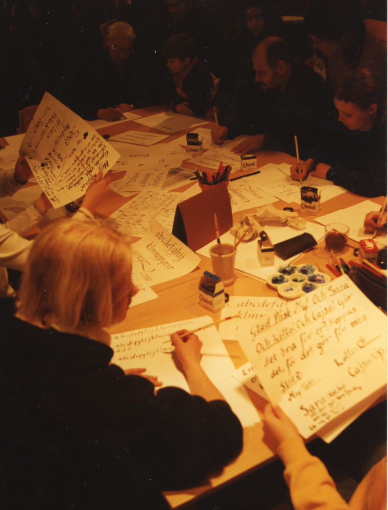 Firandet "800 år Vallentuna 1998". Utställningen Alla tiders Vallentuna i Vallentunasalen visar Vallentunas historia och utveckling från 1198 till 1998. Besökarna provar på att texta på gammalt sätt med bläck.

800-årsjubileet 1998 firades med anledning av Vallentunakalendariet från 1198, som kan vara den äldsta boken präntad i Sverige.