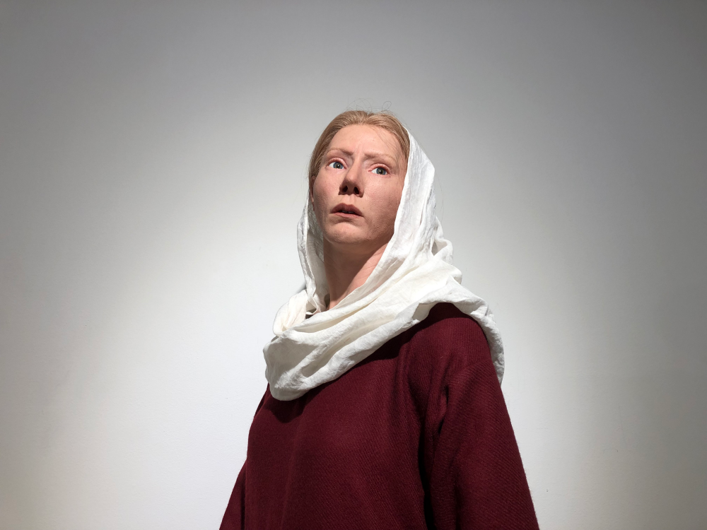 Modellen av Estrid som medelålders fotograferad under utställningen "Tusen år av kvinnokraft" på Kulturhuset i Vallentuna sommaren 2019. Modellen ägs av Stockholms läns museum.

Estrid hette en av 1000-talets mäktigaste kvinnor i Täby- och Vallentunabygden. 1995 hittade arkeologer på Stockholms läns museum vad som troligen är hennes grav. Oscar Nilsson är modellmakaren som har rekonstruerat vikingakvinnan Estrid. Han har återskapat Estrids ansikte utifrån en avgjutning av hennes skalle, som barn, medelålders och äldre.