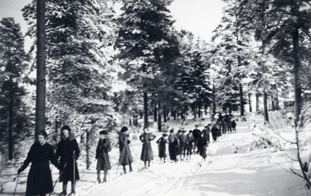 Skolbarn från Hjälmsta skola skidutflykt.  Observera flickornas klädsel.