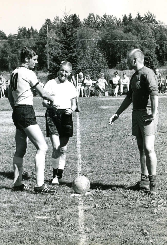 I finalen mötte GoIF Kåre BK Vargarna från Norrtälje. Till vänster står Roland Eriksson från GoIF Kåre. Matchen vanns av GoIF med 1-0. Domare var den legendariske Tore "Kopparn" Sjöberg som dömde 100 allsvenska matcher 1940-1958. Trots att Koppran inte kunde ett ord engelska dömde han även internationella matcher. Om det blev stökigt på planen kunde han ryta "Tessydike!" Det betydde enligt Kopparn "Ta´t lugnt". Det gjorde bråkstakarna av ren häpnad!