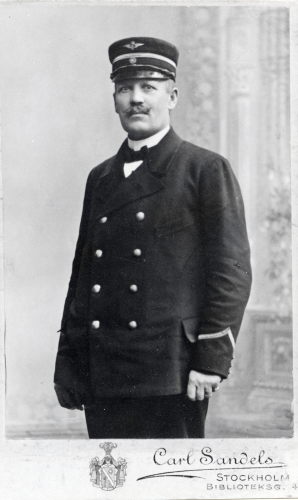 Henrik Oppermann föddes i Schebo. 1897 fick han arbete vid Stockholm-Rimbo järnväg och då vid Rimbo station. 1898 blev han ordinarie bokhållare vid järnvägens byrå i Stockholm och 1899 stationsskrivare i Rimbo. 1901 blev han stationsinspektör vid Lindholmens järnvägsstation. Under tiden 1908-1928 var han stationsinspektör stins vid Vallentuna järnvägsstation. Han avgick med pension 1 oktober 1928. Hans dotter Margit Oppermann tjänstgjorde som lärare i Vallentuna under hela sin verksamma tid. Uppgifter ur Upplandsbygden den 29 sept 1928. Roslagsbanan och bygden