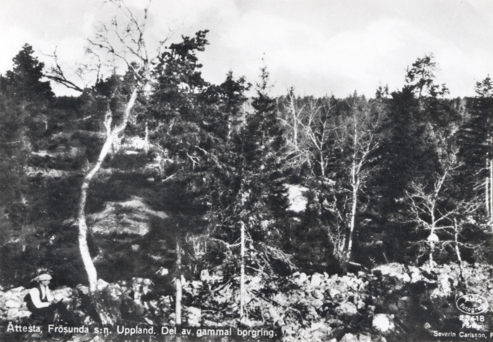 Del av gammal  borgring  i  Åttesta  i FrösundaF