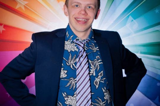 Ung man i kostym