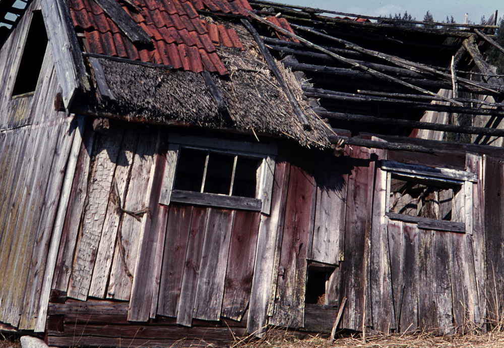 Ladan vid Häggtorp föll ihop vintern 1969/70. Fotografiet ingår i bildserien Några torp i Vallentuna 1970 som köptes av Vallentuna kommun. Dokumentationen gjordes mot bakgrund av den snabba förvandling av kulturlandskapet som skett och ännu sker. Många torp anlades under den svenska landsbygdens folkökning under slutet av 1700-talet och decennierna framöver. Dessa torp och små gårdar försvinner alltmer då de inte längre är lönsamma. Kulturmiljö. Uthus.