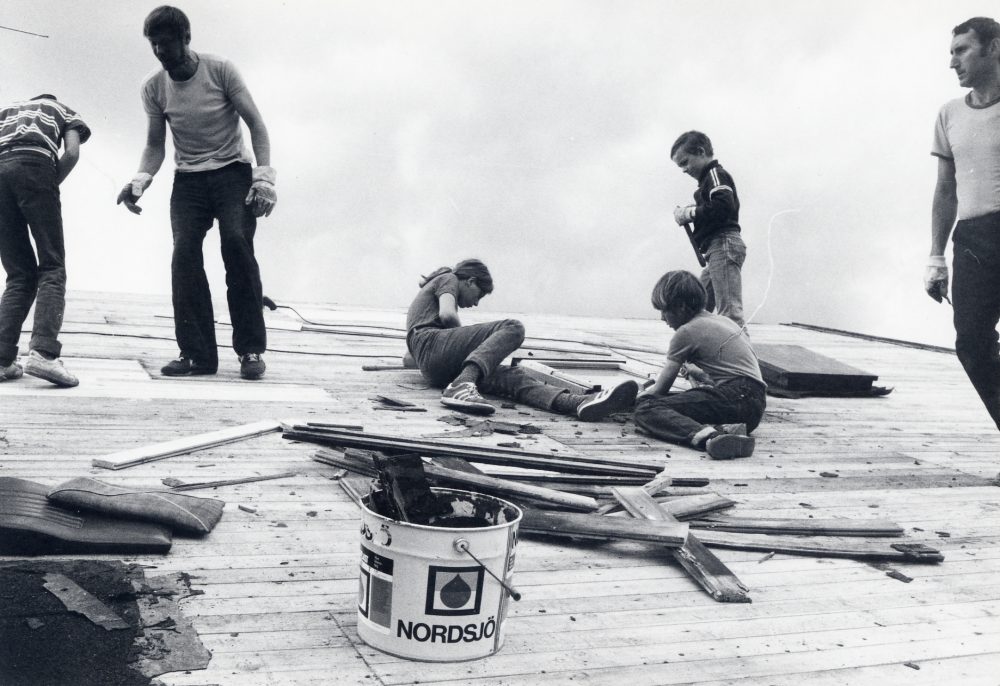 Ett av husen i  Villaföreningen Ekliden  i  Bällsta  får nytt tak. Vid  tagläggningen  arbetar fr v  Johan Böök  fastighetsägaren  Gunnar Hillbo   Hedvig Rahmqvist   Magnus Hillbo   Mikael Hillbo  och  Louis Baquero  Flera hushåll gick samman och hjälptes åt med takarbetena. Fastighetens adress är  Bällstavägen 61 D