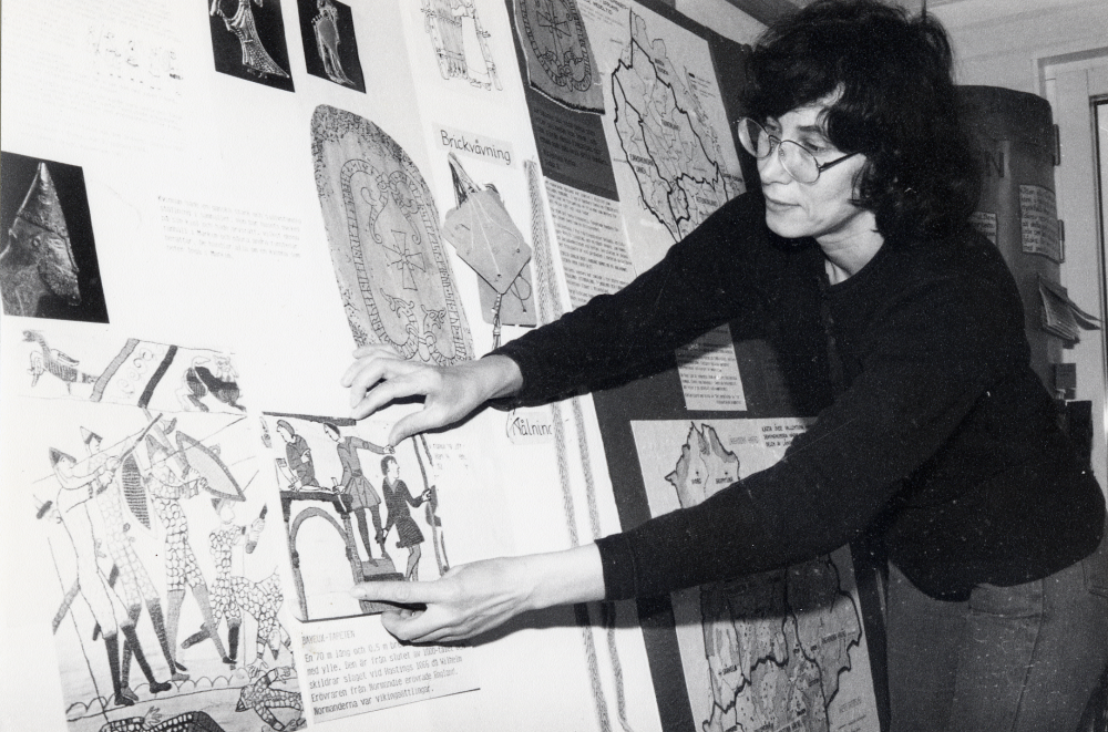 Utställningen  Vardagliv på vikingatiden  visades i  Vallentunasalen  1-29 februari 1984 samt i bibliotekens filialer under resten av året. Här monterar  Eva Rahmqvist  utställningens material på lösa skärmar. Utställningen gjordes av  Eva Rahmqvist   Marie Lenti  i samarbete med  Historiska museet  I samband med utställningen visades också en vandringsutställlning  Långhundraleden  om den gamla farleden mellan Trälhavet och Uppsala, producerad av Upplandsmuseet och Arbetsgrupp Långhundraled.