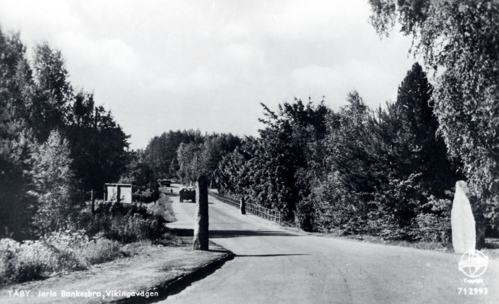 Jarlabankes bro i Täby med runstenar på varje sida av vägen. Jarlabanke var en storman som reste runstenar både i Vallentuna och Täby. Uppgift om fotoår saknas.