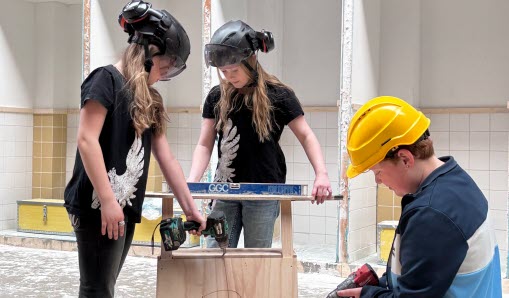 Tre barn bygger lådbil i trä