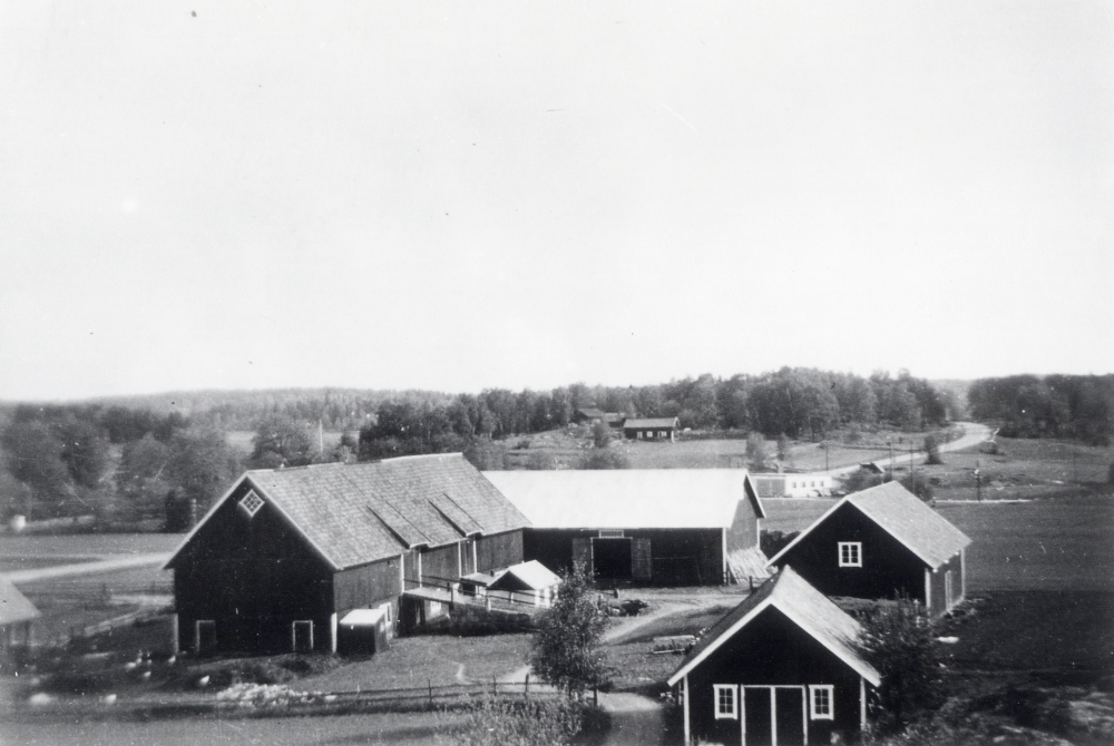 Ekonomibyggnader vid Frösunda prästgård. I bakgrunden syns vägen mot Lindholmen. Den ljusa byggnaden är telefonstation? Husen i bakgrunden t v är Sunnanå